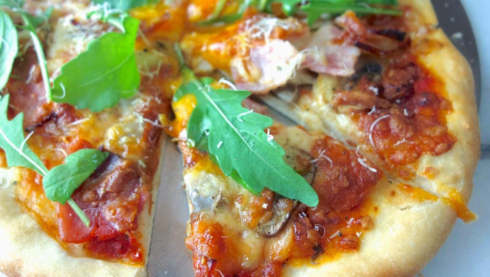 「道地的義式披薩，在家怎麼做才能又薄又酥脆？」原來技巧都藏在麵餅皮裡！