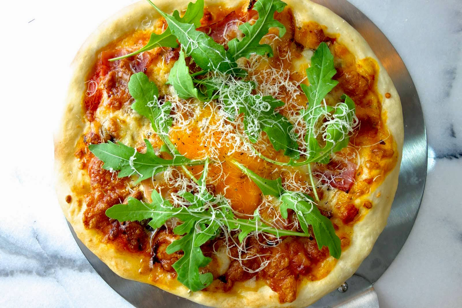 超越拿玻里的披薩在家怎麼做？你可以試試這個技巧做「義式薄脆披薩」