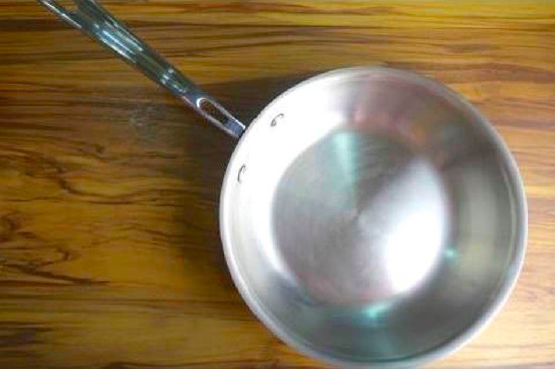 「如何讓不鏽鋼鍋快速變成不沾鍋？」非常實用的小技巧，一定要學起來！
