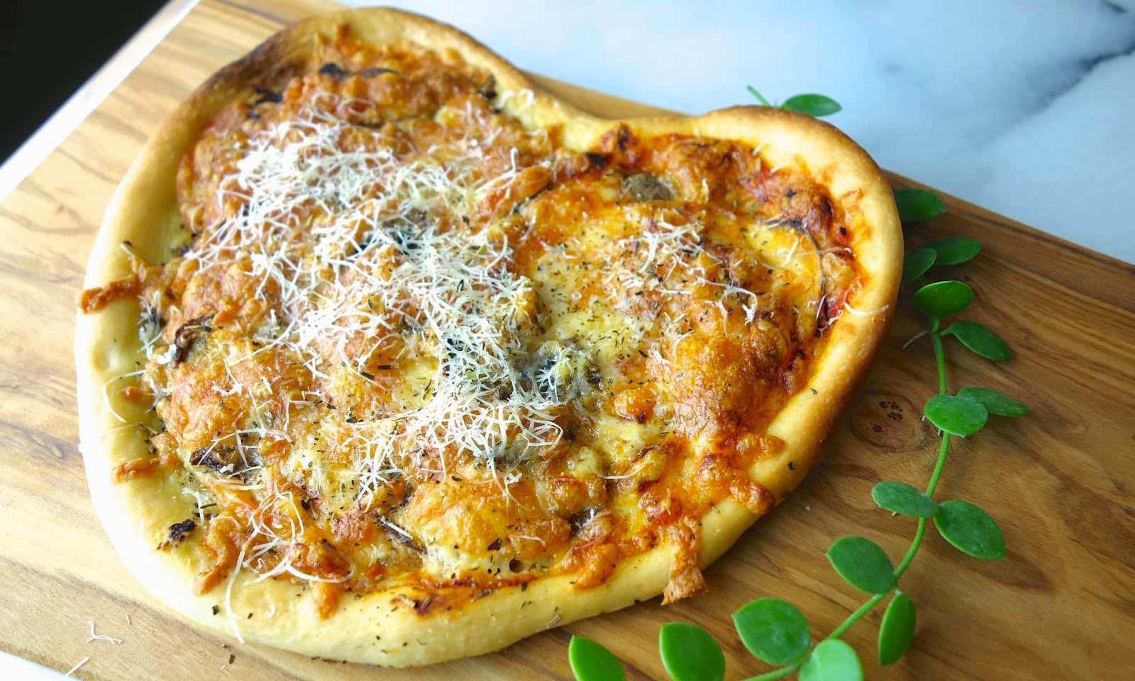 【 5 步驟上菜】快速做出浪漫心型披薩，正統義式薄脆披薩的做法，一定要學起來！