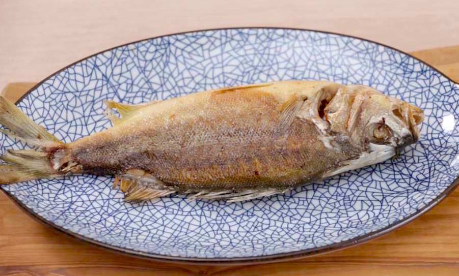 「如何用不鏽鋼鍋煎魚不沾鍋、不掉皮？」照著步驟做，新手也能煎出完整漂亮的魚！
