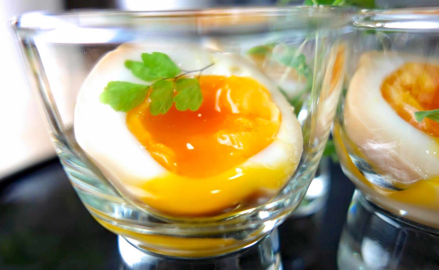 「溏心蛋怎麼煮才好吃？」免開火用電鍋就能做，成功煮出濃郁半熟的蛋黃膏！