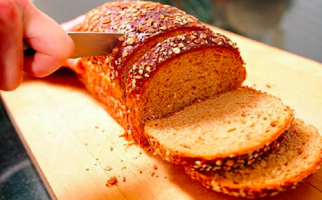 「麵包怎麼切，才不容易掉屑？」這個廚房小技巧可以學起來！