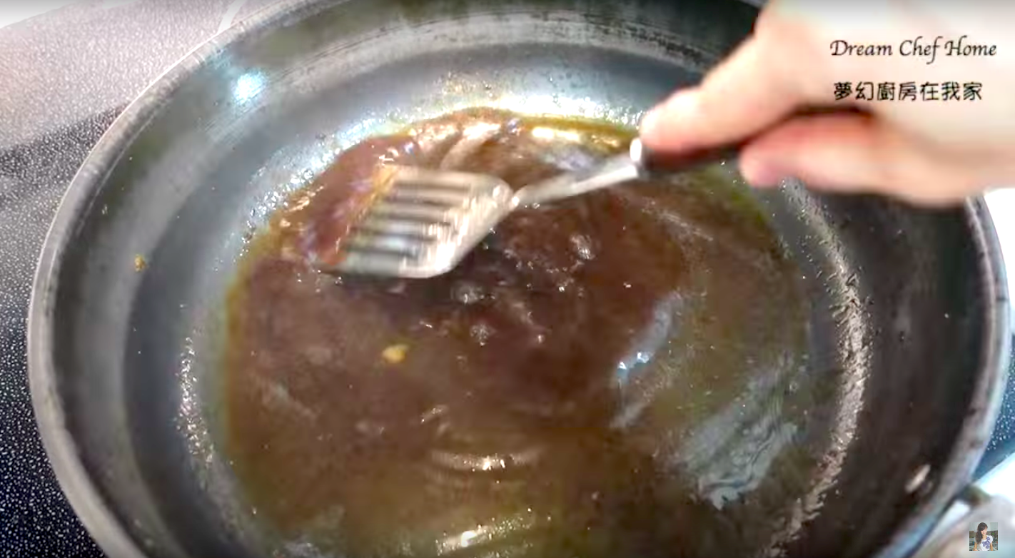 製作好醬料的關鍵秘訣！教你正確「洗鍋收汁」做法，完美鎖住醬汁風味