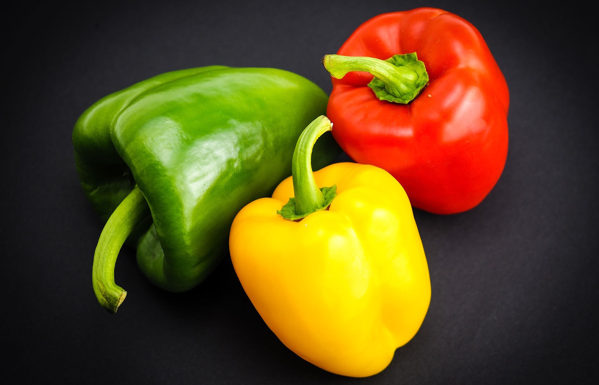 「青椒有分紅、黃、綠顏色到底差在哪？」這個料理小常識你一定要知道！