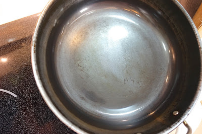 「如何讓鐵鍋、鑄鐵鍋變成不沾鍋？」教你菜市場鐵鍋正確的清洗、保存方法！