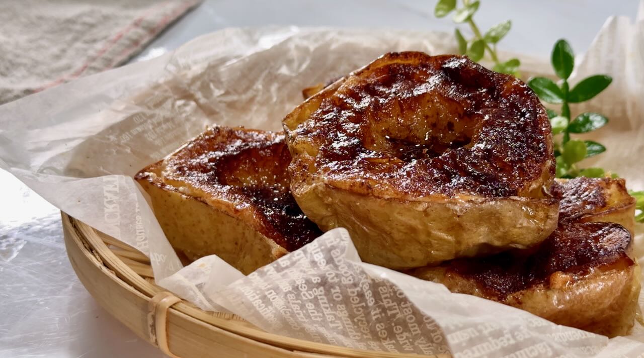 沒想到烤蘋果竟然這麼好吃!氣炸鍋 20 分鐘,做出全家都瘋掉的暖心甜點Baked apples taste amazing 奶油肉桂烤蘋果完成照,外層焦香、內部柔軟多汁,使用氣炸鍋製作