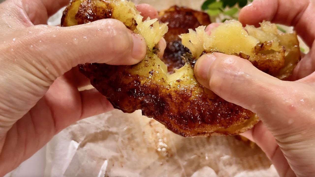 沒想到烤蘋果竟然這麼好吃!氣炸鍋 20 分鐘,做出全家都瘋掉的暖心甜點Baked apples taste amazing 氣炸鍋奶油肉桂烤蘋果料理成品照片,外酥內軟香氣濃郁