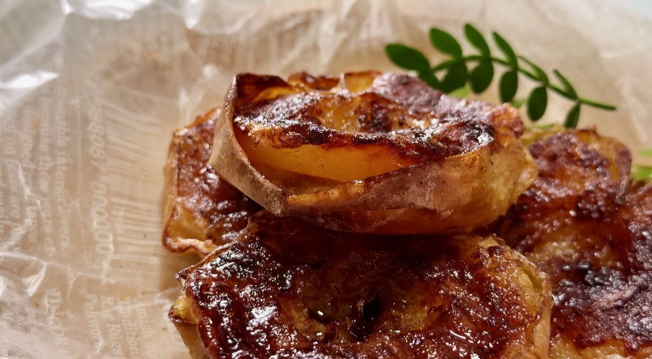 沒想到烤蘋果竟然這麼好吃!氣炸鍋 20 分鐘,做出全家都瘋掉的暖心甜點Baked apples taste amazing 氣炸鍋奶油肉桂烤蘋果料理成品照片,外酥內軟香氣濃郁