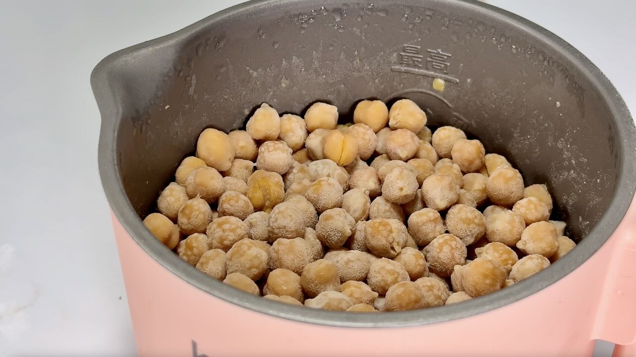 維生素 K2 含量第 1 名!血管天然清道夫,這款不臭的鷹嘴豆納豆一定要學會! 使用歌林鈦鍋設定40度低溫發酵,納豆表面覆蓋健康白霜。